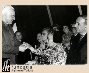 Sigismund Toduţă felicitând-o pe Ana Voileanu-Nicoară, 1973