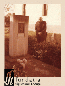 Sigismund Toduţă la mormântul lui Lucian Blaga, Lancrăm, 1978