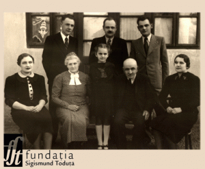 Sigismund Toduţă şi familia, în faţa casei părintesti, Simeria, 23 august 1937.